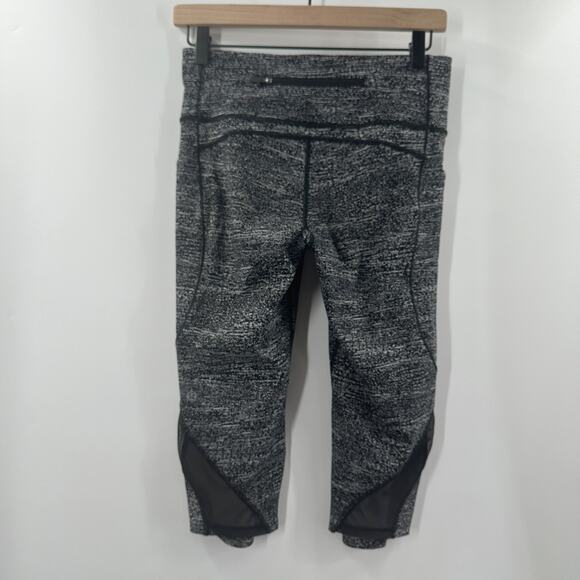Lululemon Pace Perfect Crop in Air Time White Black / Black Size 8 - Picture 4 of 13